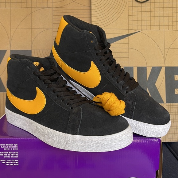 Nike SB ZOOM BLAZER MID Black/University Gold-Black WMNS - Picture 6 of 16